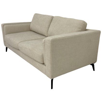 Dva a půlmístná pohovka holandské výroby v krémové barvě, usazená na štíhlých nožičkách pro jemný a elegantní vzhled.