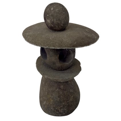 Kamenná lampa ve tvaru poskládané věže, připomínající menhir, ideální pro meditaci a zenové zahrady.