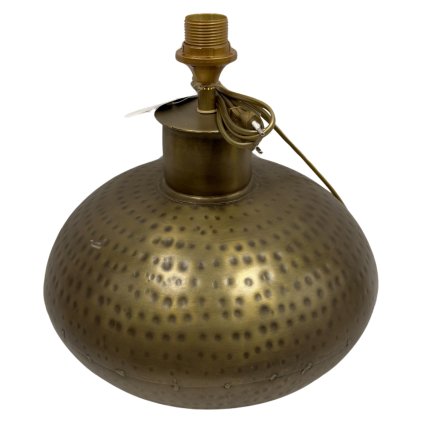 Mosazná kulatá lampa s jemnou patinou.