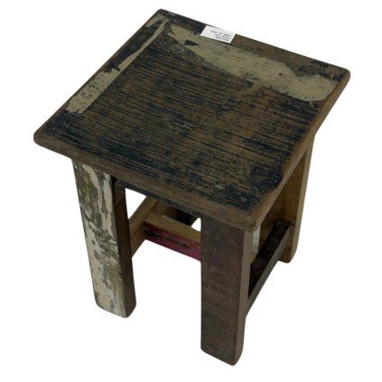 Malá indická stolička, která přináší do každého prostoru dotek tradičního řemesla a jemné elegance.