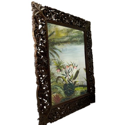 Zrcadlo zasazené do dřevěného rámu s bohatými florálními řezbami, které přináší do interiéru eleganci a řemeslnou preciznost.