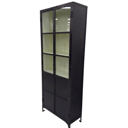 Kovaná vitrína s elegantním designem a odolnou konstrukcí.
