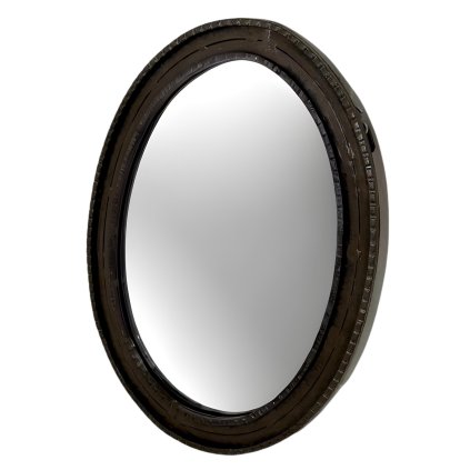 Elegantní oválné zrcadlo s kovovým rámem, který přidává moderní nádech.