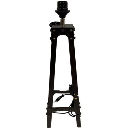 Lampa na kovové podnoži s jednoduchým a elegantním designem.