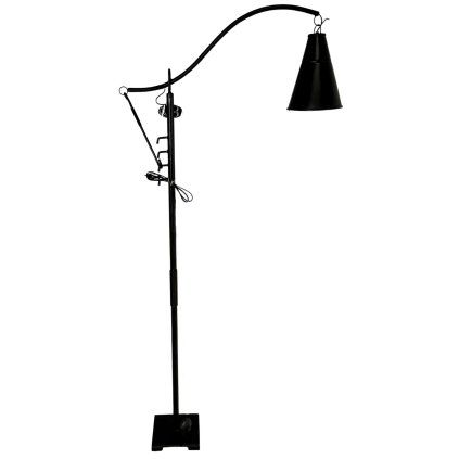 Elegantní nastavitelná kovová lampa spojující funkčnost s nadčasovým designem.