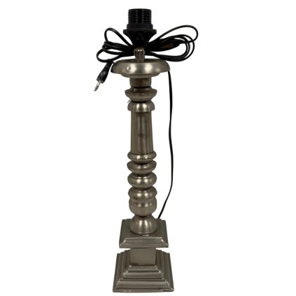 Elegantní kovová lampa s minimalistickým designem, ideální pro moderní interiéry.