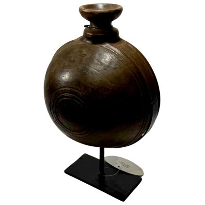 Kovová nádoba na podstavci s elegantním designem a výraznými detaily.