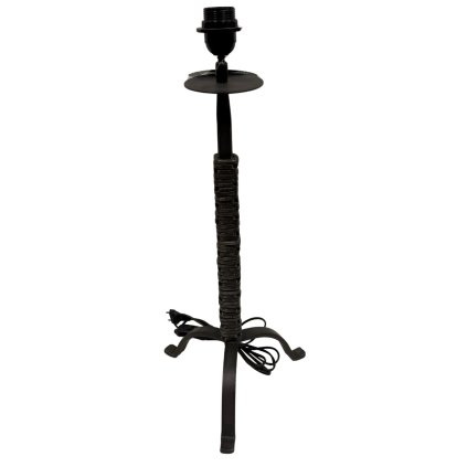 Minimalistická kovová lampa s dynamickým kovovým záhybem.
