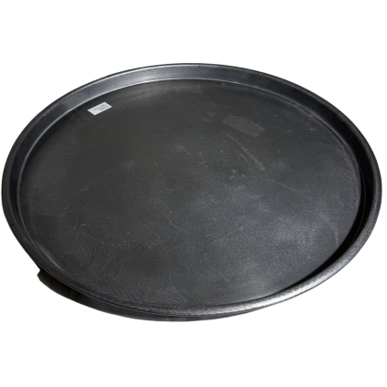 Kovový kulatý tác s jemnou patinou a elegantním designem.