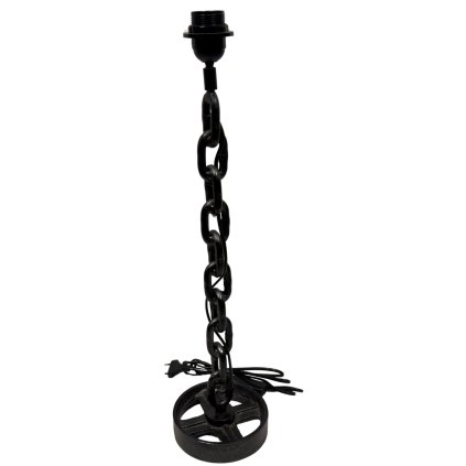 Kovová lampa, jejíž podstavec připomíná elegantně uspořádaný řetěz, vytváří výrazný vizuální efekt.