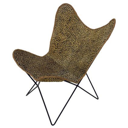 Výrazné křeslo, které spojuje divokou eleganci s pohodlným designem. Každý detail podtrhuje jeho odvážný charakter a smysl pro styl.