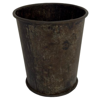 Indický plechový koš, jehož plechy mají jedinečnou patinu, která vznikla díky dlouhodobému používání.