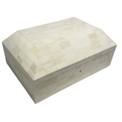 Truhlička z velbloudí kosti, která vyzařuje eleganci a jemnost přírodního materiálu.