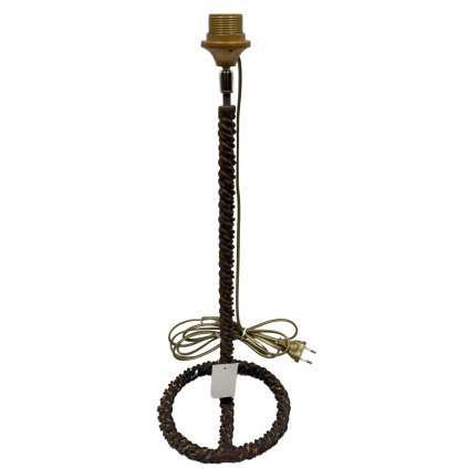 Lampa vyrobená z kovových drátů, stočených do tvaru připomínajícího pletený provaz, s moderním a organickým vzhledem.