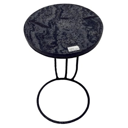 Odkládací stolek s elegantní kamennou deskou a elegantním kovaným podstavcem, ideální pro zvýraznění vašeho interiéru.