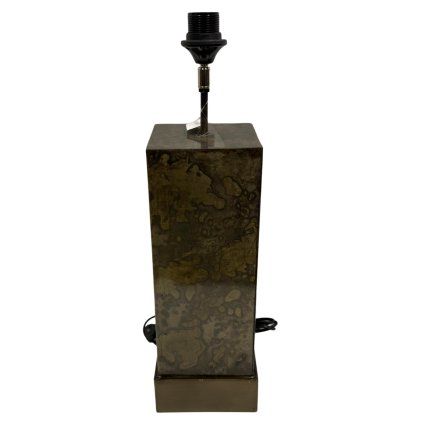 Lampa na podstavci z jedinečného přírodního materiálu s teplými zemskými tóny a přirozenou texturou.