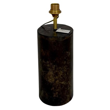 Lampa s podstavcem vyrobeným z indických plátů, které mají jedinečnou patinu a texturu, která odráží jejich dlouhou historii.