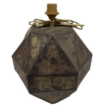 Unikátní kovová lampa s geometrickým tvarem a surovým industriálním charakterem.
