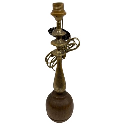 Kovová a dřevěná lampa se sofistikovanými tvary, které spojují přírodní materiály s moderním designem.