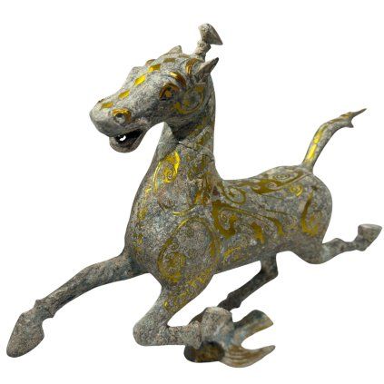 Čínská bronzová socha běžícího koně s jedinečnou patinou a jemnými zlatými ornamenty, které podtrhují jeho ladnost a sílu.