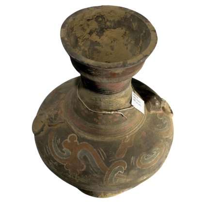 Čínská nádoba inspirovaná stylem dynastie Han, s jemnými detaily a historickým charakterem.