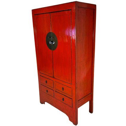 Červená čínská lakovaná skříň s dvěma dveřmi a čtyřmi zásuvkami, která kombinuje tradiční orientální eleganci a praktický design.