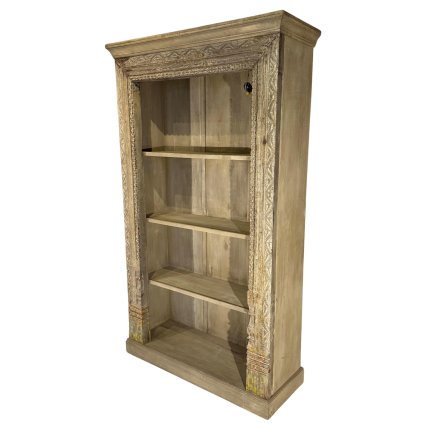 Indická knihovna s bohatými řezbami, která v sobě spojuje tradiční detaily a elegantní design.