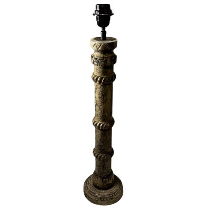 Indická dřevěná lampa s jemnými reliéfními detaily, které jí dodávají elegantní a sofistikovaný vzhled.