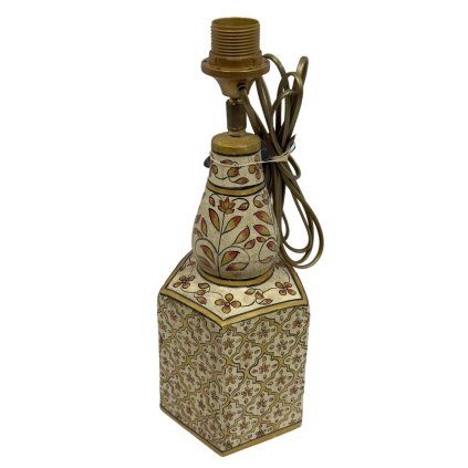 Indická lampa z páleného jílu, bohatě zdobená a ručně malovaná.
