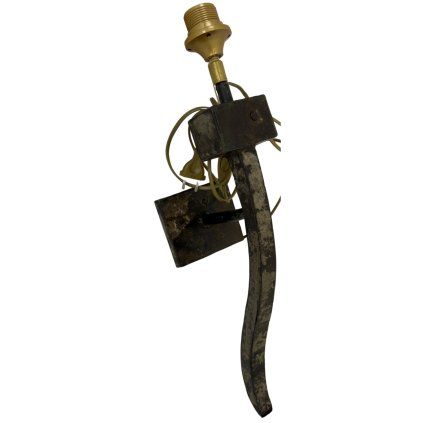 Nástěnná kovová lampa ve tvaru pochodně, přinášející vintage atmosféru.