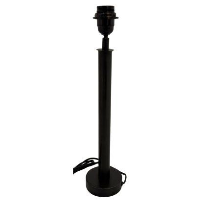 Kovová minimalistická lampa s čistými liniemi a moderním designem.