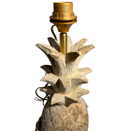 Dřevěná lampa inspirovaná tvarem ananasu, spojuje přírodní materiál s originálním designem.
