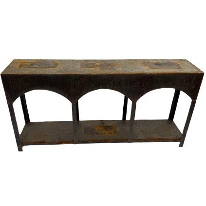 Elegantní kovová konzole, kombinace pevnosti a sofistikovaného designu.