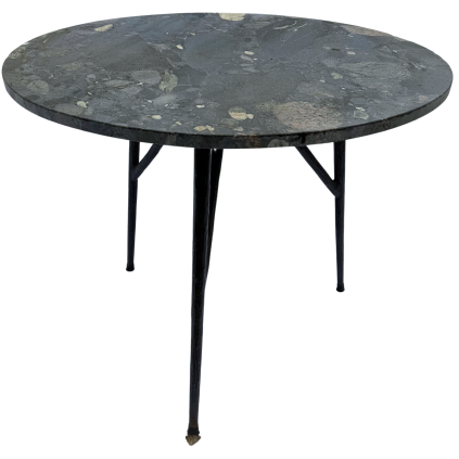 Kamenný stůl s jedinečným designem, který propojuje eleganci přírodního materiálu s uměleckým zpracováním.