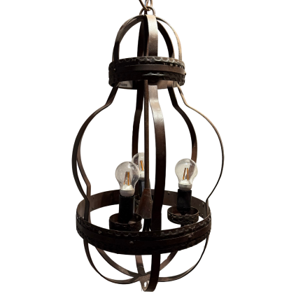 Kovaná závěsná lampa v rustikálním stylu s autentickou barvou rzi, která přináší do prostoru teplý a historický nádech.