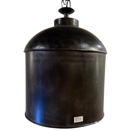 Závěsná stropní kovová lampa v tmavé barvě, která dodává prostoru moderní a minimalistický vzhled.