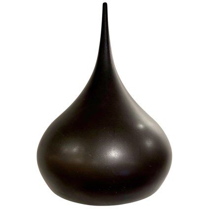 Výrazná stropní lampa se zlatým vnitřkem, která vykouzlí útulné světlo a stane se nepřehlédnutelným prvkem interiéru.