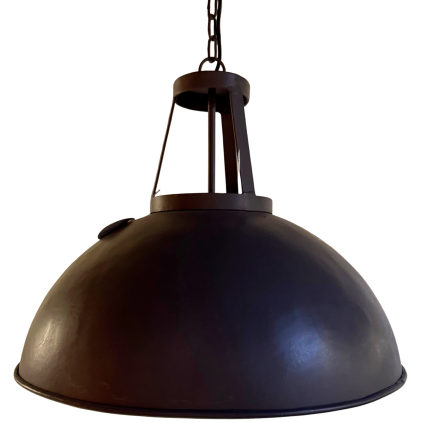 Závěsná kovová lampa v šedé barvě s jednoduchým, zakulaceným designem, který dodává prostoru minimalistický a moderní vzhled.