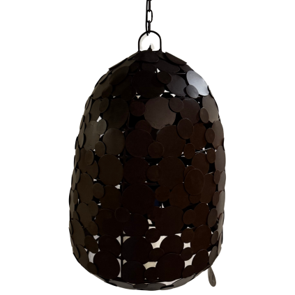 Závěsná lampa v rezavé barvě tvořená kulatými vyřezávanými plechy různých velikostí, která přináší industriální a umělecký nádech.