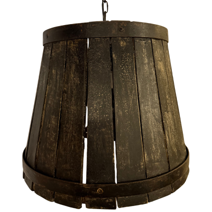 Stropní závěsná lampa vyrobená z rekonstruovaného pokovaného dřevěného kbelíku, která přináší rustikální a vintage atmosféru.