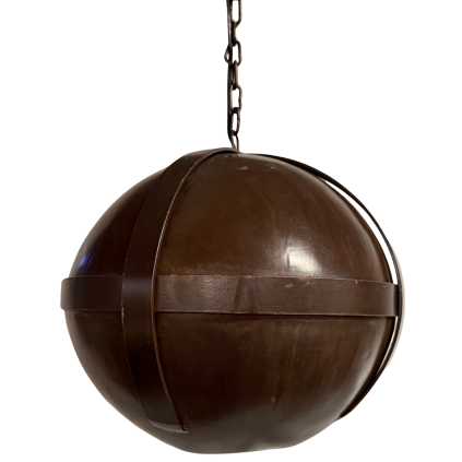 Závěsná kovová lampa v industriálním stylu, která přináší do prostoru moderní a sofistikovaný vzhled.