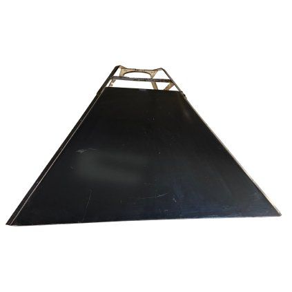 Autentická stará tovární závěsná lampa ve tvaru pyramidy z masivního plechu. Surový industriální design s jedinečnou historií.