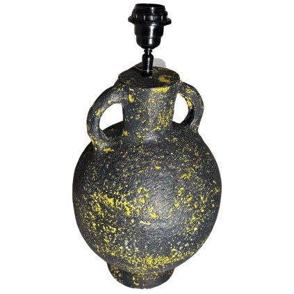 Černá lampa z papier-mâché se zlatým akcentem.