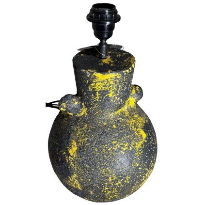 Černá lampa z papier-mâché se zlatým akcentem.