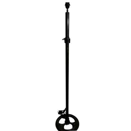 Černá elegantní lampa se stylovým podstavcem připomínajícím závaží.