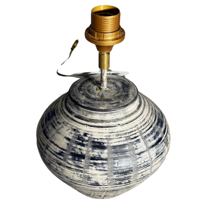 Keramická černobílá lampa v oválném, elegantním tvaru.