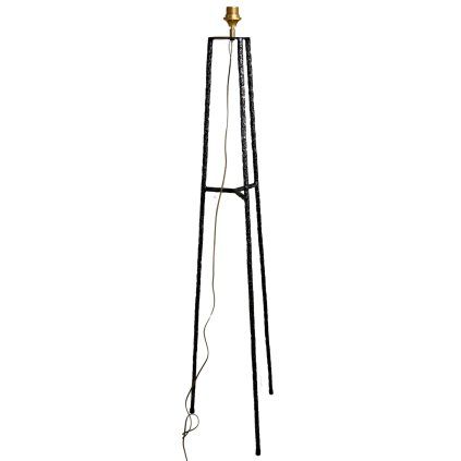 Černá elegantní lampa s kovaným třínohým podstavcem.