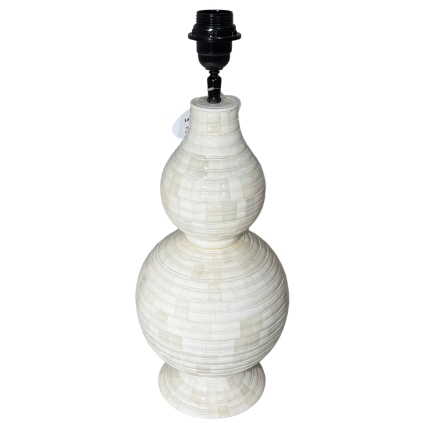 Stolní lampa z velbloudí kosti s jemnými detaily.