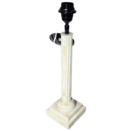 Stolní lampa ve tvaru řeckého sloupu.
