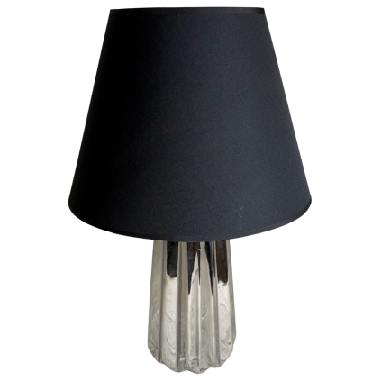 Elegantní stříbrná stolní lampa s modrým stínítkem.